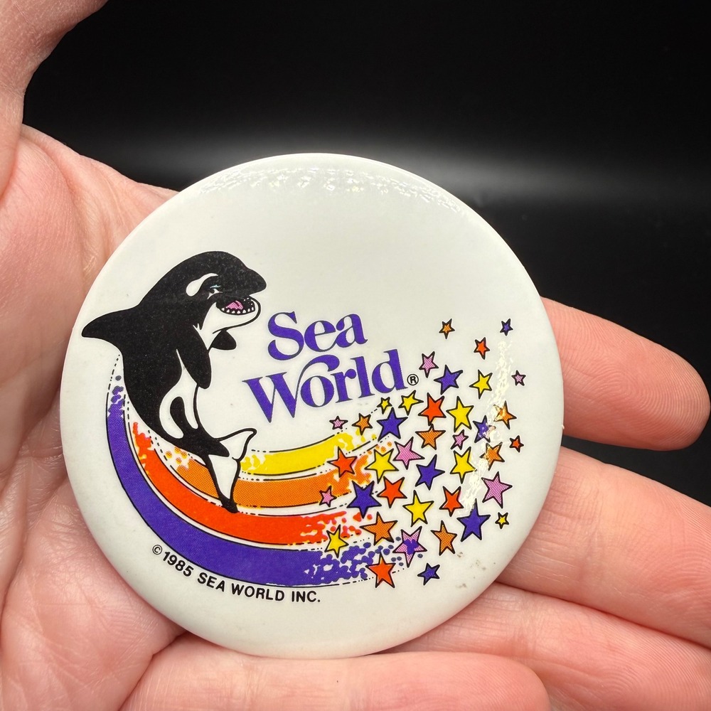 Vintage 1985 Sea World Shamu Orca Rainbow Star Pinback Button Souvenir 2.25 Inch